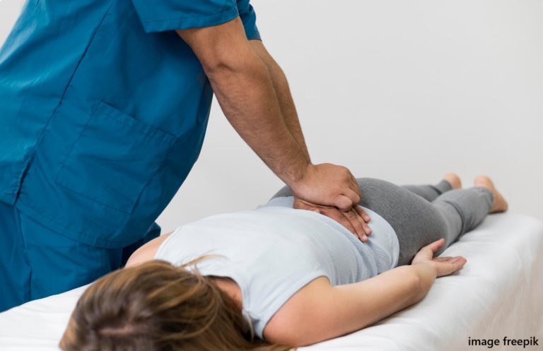 Manipulation ostéopathique du bas du dos en entreprise pour prévenir le mal de dos chronique et l'absentéisme des salariés.