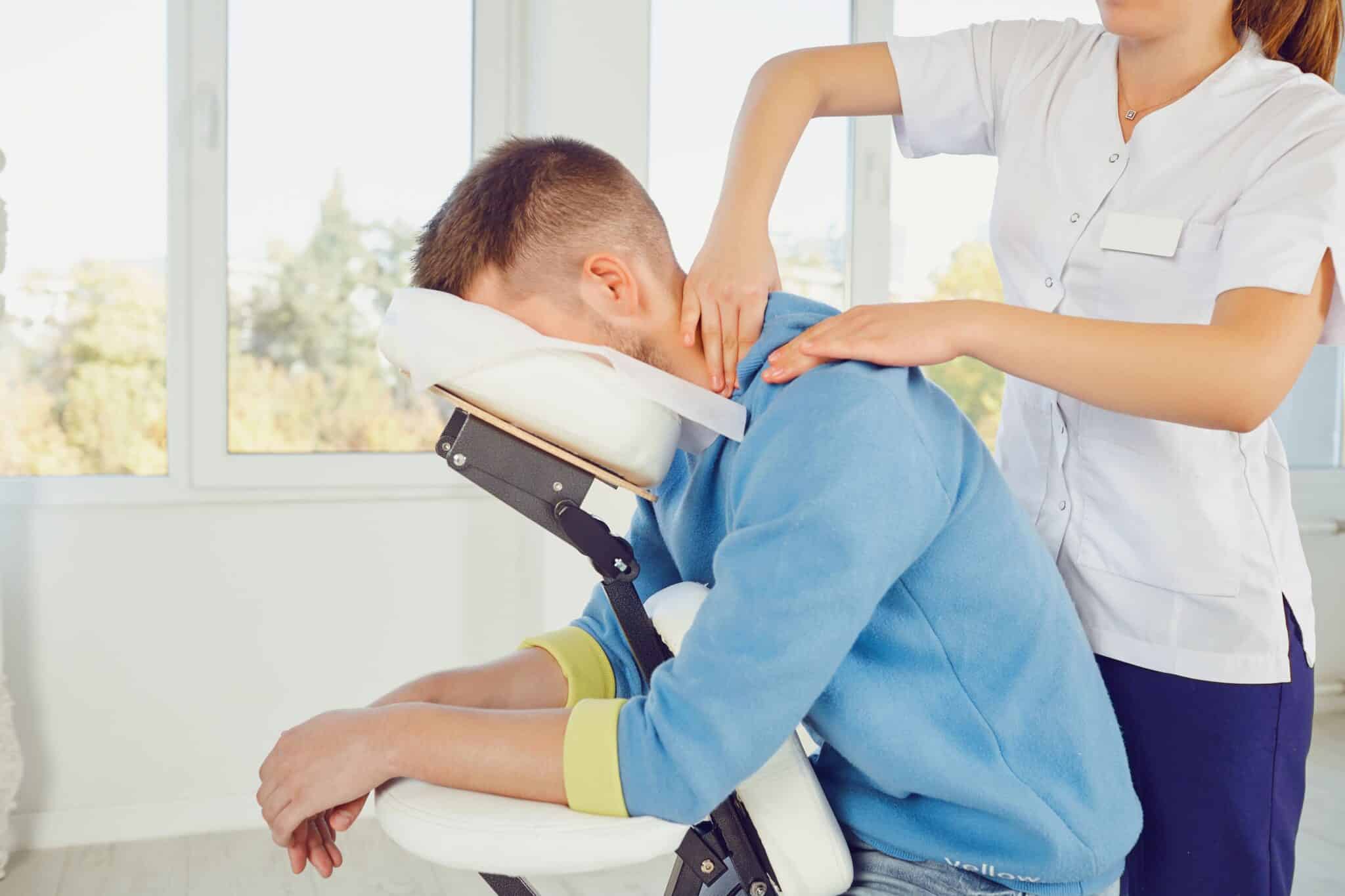 Massage assis sur chaise en entreprise